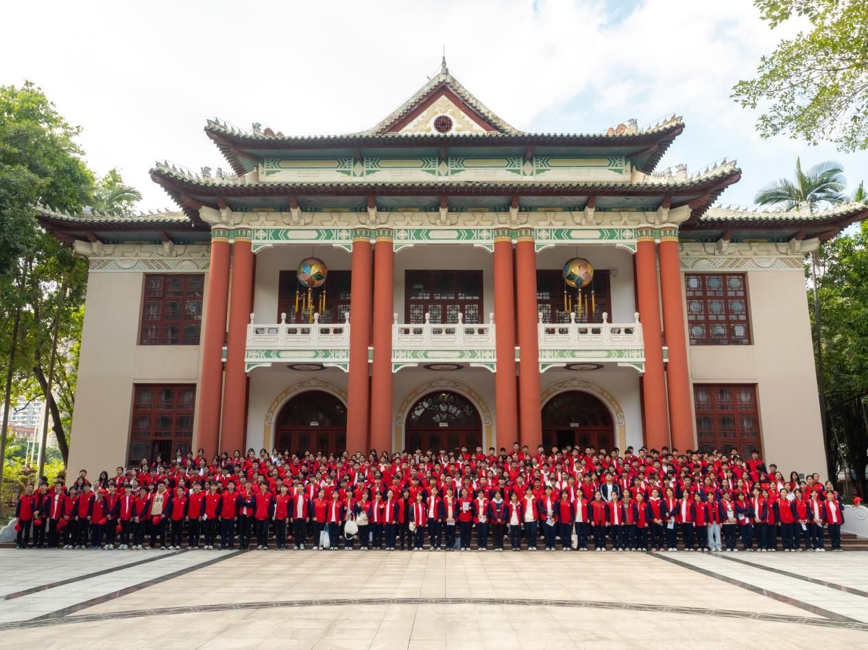 岑溪市第二中学组织学生赴广西民族大学开展研学活动